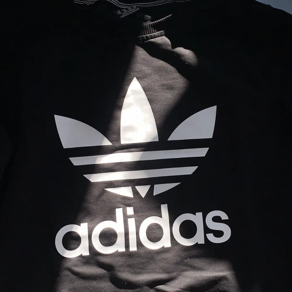 Oanvänd svart Adidas tröja, köpt och från USA. Storlek XSS/XS. Tröjor & Koftor.