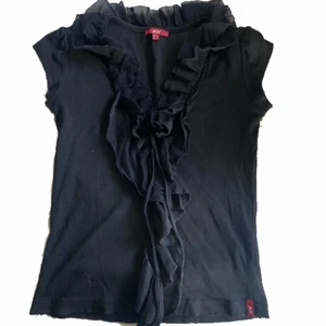 Svart top med volanger - Söt svart top med volanger? Vid urringningen. Två söta fåglar på baksidan. Den är aldrig använd utan bara prövad en gång. Skriv privat för fler frågor💖