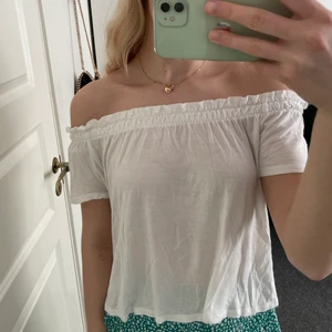 Off shoulder topp - Tunn och luftig off shoulder topp. Det är resor på översta delen av toppen så den sitter kvar där den ska. Går även att ha på axlarna. Har inte använts på ett bra tag. Passar XS och S. 