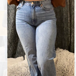 Blåa mom jeans - Blåa mom jeans i färgen blå. Såhär ser dom ut på mig som är en 38 