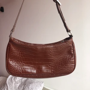 Brun väska monki - Säljer denna bruna väska från Monki då den inte kommer till användning längre. Den är köpt för 200kr och säljs inte på hämsidan längre. Den är i bra skick. Skriv privat vid fler frågor eller ifall ni vill ha fler bilder💗