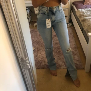 Jeans från Zara - Helt nya jeans från zara, i storlek 36. Dessa har även slit på sidorna och högmidjade. ALDRIG använda!! Jag är 165 cm