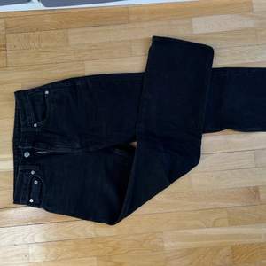 Svarta raka jeans från weekday med mid waist i modellen rowe. I väldigt fint skick då de inte är använda så många gånger. Säljer för att de tyvärr aldrig kommer till användning och har dessutom blivit för små:(