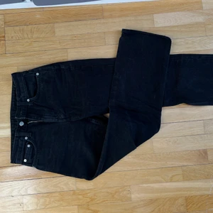 Svarta raka jeans från weekday - Svarta raka jeans från weekday med mid waist i modellen rowe. I väldigt fint skick då de inte är använda så många gånger. Säljer för att de tyvärr aldrig kommer till användning och har dessutom blivit för små:(