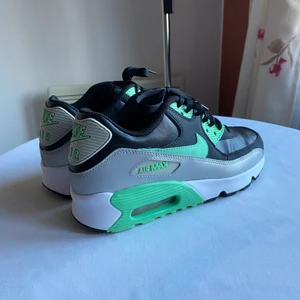 Nike Air Max 90 collection Dam - Skor är i jättefint skick för att det är sällan användt. Jag har köpt för några år sedan men där framme på skor passar inte med mina fötter därför är den sällan använt. Storlek på skor är 39 EU eller 6.5 US. Färg: Svart/ vit/ lime. Om ni är intresserad kan ni skriva till mig😉