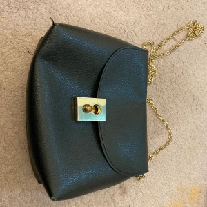 Väskor i fint skick  - Väskor i fint skick säljes var för sig eller alla billigare om man köper alla då fraktas de samtidigt till billigare pris 