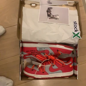 Nike off white dunk low - Nike off white dunk low university red. Storlek us 12 eu 46. Skick 8,5/10 använda ett fåtal gånger. Priset kan diskuteras.