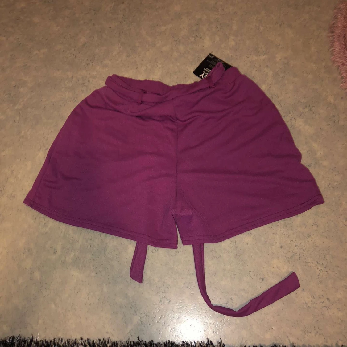 Oanvända högmidjade shorts från NLYtrend - 90
