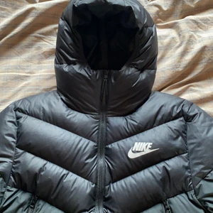 Nike jacka.  - Storlek M. Använd fåtal gånger och bra skick. Vet inte vad frakt kostar, annars kan jag träffas runt Västerås.