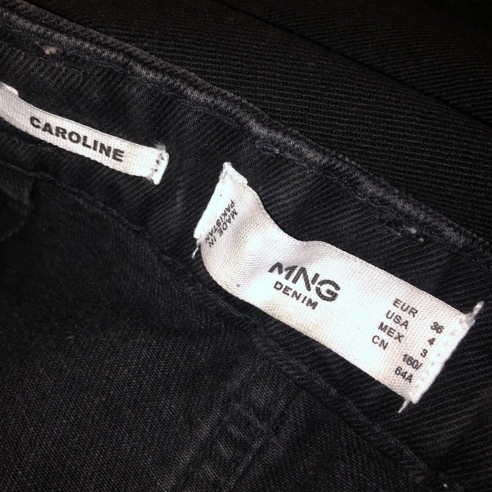 Ett par jeans från mango som inte kommer till användning mer. Har inte använt dem så mkt så dem är i bra skick, i st 36 och säljer dem för 150kr, skriv för hel kroppsbild på hur byxorna sitter då jag inte fick med de på bilden☺️. Jeans & Byxor.