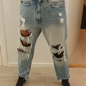 Trasiga baggy jeans  - Snygga baggy jeans med slitna hål. Byxorna är sällan använda och är huvudsakligen därför dom är säljs. Dom har inga skador, om du inte räknar med hålen ;), dom är fläckfria och har en blue washed jeans färg. Byxorna är i man modell originellt men men det spelar inte så mycket roll. 