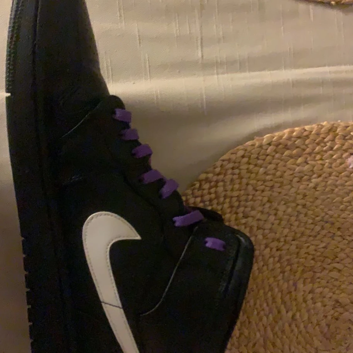 Svarta Jordan 1 med lila och vita snören - 91