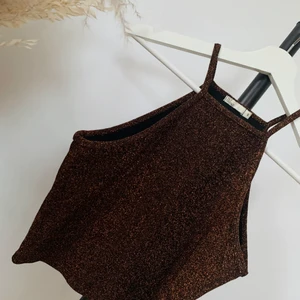 Brun glittrig croptop - Brun glittrig croptop i storlek S från nelly