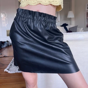 Läderkjol - Jättecool kjol i läder från Zara. Använd ca 3 gånger☺️