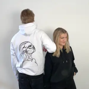 En miljövänlig hoodie i vit. Våra produkter på Fewear UF uppmärksammar 