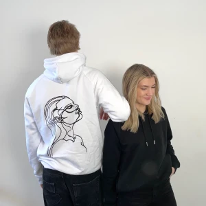 Vit hoodie  - En miljövänlig hoodie i vit. Våra produkter på Fewear UF uppmärksammar "våld mot kvinnor i nära relationer". Hoodisarna är tillverkade av ekologisk bomull och är fairtrade-märkta. 10% av vår vinst går till Kvinnojouren i Umeå 💗 OBS: Finns nu endast kvar i XS och L! 