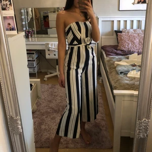 Byxdress från h&m  - En snygg byxdress med vita och marinblå ränder. I storlek 34. Finns dragkedja på sidan. 