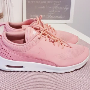 Nike air max Thea 38 - Nike air max Thea. Peach/pink färg. Stl 38. I ny skick bec använda max 3ggr.  Nypris 1498:-       Mitt pris 500:- snabb och smidig affär. 