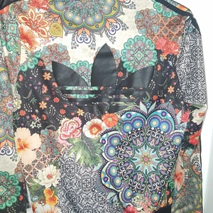 ADIDAS Dop  hood jacket stl s  - Adidas jacka/tröja . Stl s . Använd max 2 ggr så den e som ny. Nypris 800 mitt pris 500