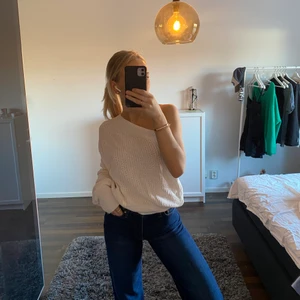 One shoulder  - Snygg stickad nu till våren, knappt använd. Frakt tillkommer🤍