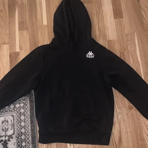 Kappa hoodie - Jätte skön tröja, men har tyvärr börjat tröttna på den. Fint skick, inga noppror. Säljer för 200kr