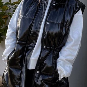 Oanvänd väst  - Superfin väst från H&M som är helt oanvänd! Säljer då den inte kommer till användning samt att min garderob är alldeles för full! Storlek L 