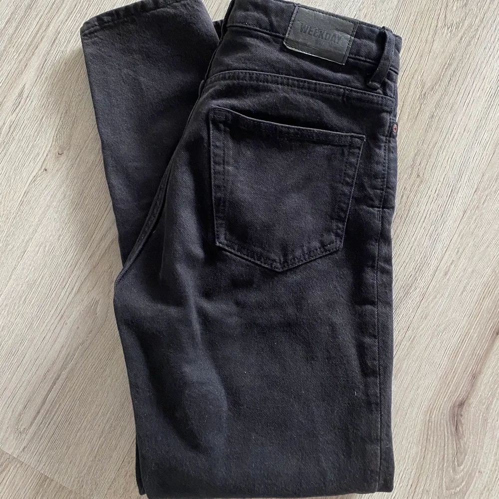 Jeans från weekday i modellen MIKA, svartgrå tvätt. Köparen står för frakt. Storleken är W25 L28. Jeans & Byxor.
