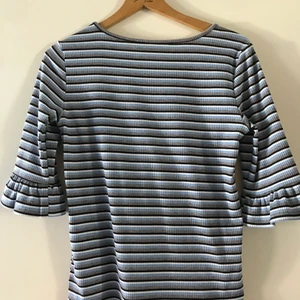 Supersöt topp till våren!! - Säljer nu min superfina topp som knappt är använd. Tröjan är ifrån Nakd, lappen har dock lossnat. Den är i stl M och bortsätt nästan helt ny💕💕. Säljs då den inte kommer till användning