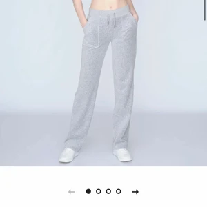 Juicy Couture byxor säljes kan bytas  - Helt nya köpte av annan person här på plick för nytt pris men de va tyvärr förstora över rumpan och låren men otroligt fina kan bytas mot xs kontakta för intresse 