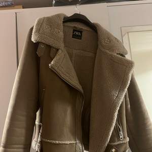 Väldigt fin brun/beige pilotjacka med Teddy fleece inuti från Zara. Jackan har använts men är fof mycket fin, inga skador eller slitningar. Den är i en storlek XL. Säljer för att den inte längre är min stil och inte kommer till användning. Köparen står för frakten :)