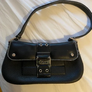 Dior väska  - En as snygg svart dior inspirerad väska! Perfekt att ha i skolan eller ute 💗💗 lite sliten men fin ändå
