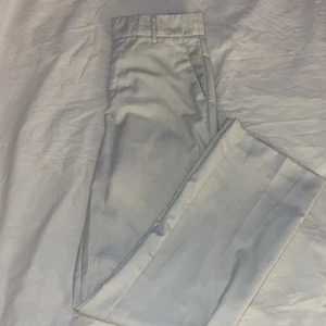 Kostymbyxor - Vita vida kostymbyxor ifrån ginatricot, använda några gånger. Har lite fläckar längst ner. Perfekt längd för mig som är 1,52