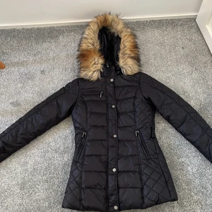 Jacka - Helt ny snygg jacka! Varm! Köp direkt via appen! Annars skriv vid frågor! Frakt tillkommer alltid! Om du ej får svar eller vill ha svar snabbare skriv på instagram @stenbergfreja🤩🤩 