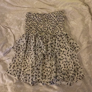 Kjol  - Snyggkjol nu till sommaren med mönster på. Bra skick 💜 nypris 399kr