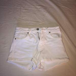 Vita shorts från Zara i storlek 34. Använda endast 3 ggr. 