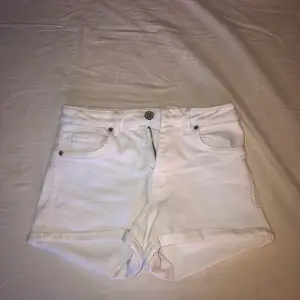 Vita shorts från Zara i storlek 34. Använda endast 3 ggr. 
