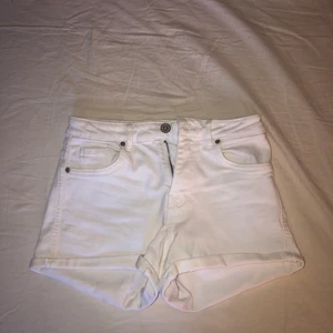 Vita shorts från Zara - Vita shorts från Zara i storlek 34. Använda endast 3 ggr. 