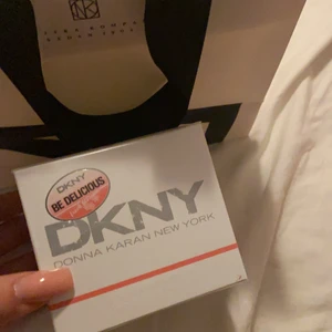 DKNY parfym - Helt ny och oöppnad dkny parfym (EDP). Nypris 599. Säljer då jag fick i present och redan har en annan parfym. Denna parfym är perfekt för dig som vill lukta fräscht hela dagen💗 Hela 100 ml i den, vilket brukar vara väldigt dyrt då den med 30 ml kostar 400. ❤️ Säljer för 400 då jag vill bli av med den och köpa något för pengarna
