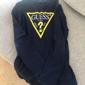 Guess - Guess tröja i storlek s! Fint skick , inget slitage på trycket på tröjan ! 