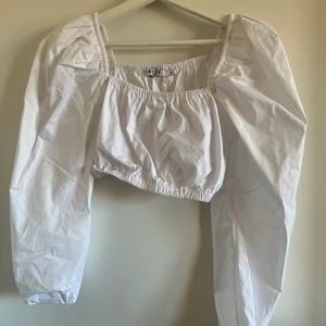 Topp vit - En fin sommar topp från NA-KD. Jätte fin och sitter extremt fint men vet inte när jag ska få användning för den så därav säljer jag denna. Använd en gång och enbart testad. Säljer för 100 kr och frakt ingår i priset. 