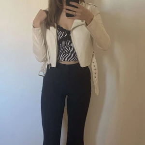 Jacka i fake-skinn från Bershka, strl XS - JÄTTE fin jacka! Den är kroppad och materialet är mjukt och följsamt. Enligt mig passar den alla som har strl XS och S. 