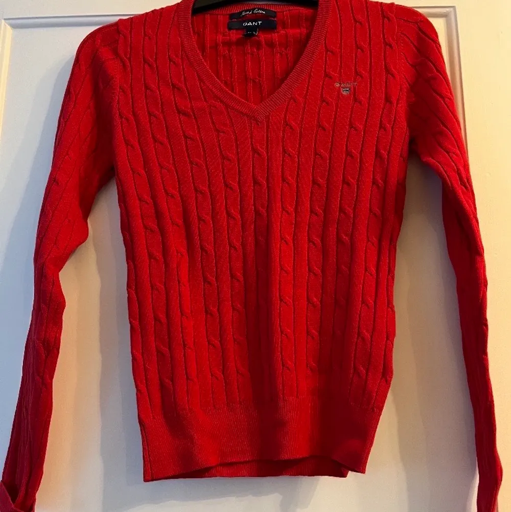 En röd gant tröja, använd 2 gånger ungefär i storlek xs. . Tröjor & Koftor.