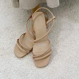 Superfina sandaletter i beige från H&M, aldrig använda och i perfekt skick! Strl 38🤍👡☀️