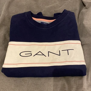 Blå tröja från gant - Blå fin tröja på gant. Vuxit ur men använt 1-3 gånger säljer för att bli av med därför billigt pris:)