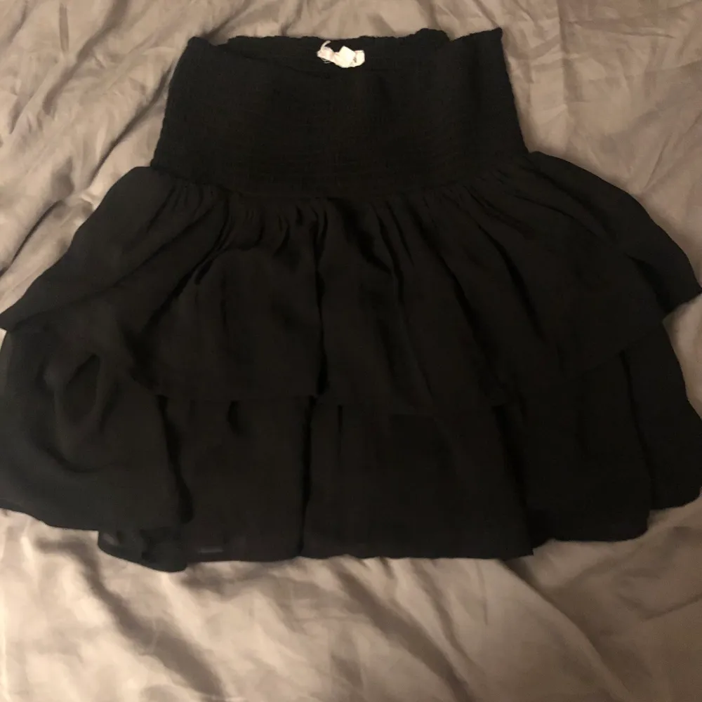 En fin svart kjol från kapphal i bra skick, nästan aldrig använd, säljer för att jag inte använder den längre 💓. Kjolar.