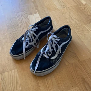 Vans - Väldigt slitna vans, därför så billiga! Hål vid tårna, och bara allmänt slitna. storlek, 40,5. Spårbar frakt (66kr)