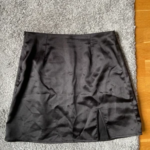 Kjol - Silkes kjol med slits längst ner, ser lyxig ut och passar till allt, skriv för mer info eller bilder. 💜
