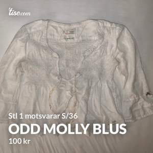 En jätte söt Odd Molly blus, storlek 1 som motsvarar S/36. Sitter snävt på mig vid brösten så kan tyvärr inte ha den.