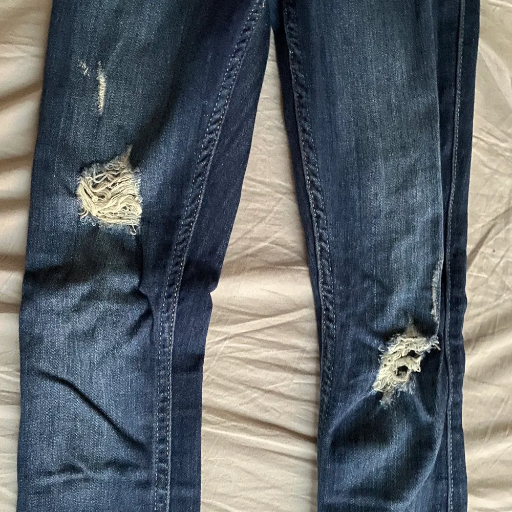 Super sköna och fina tajta jeans från Hollister i stretchigt material. Hål vid knäna. Väl använda men ej trasiga eller urtvättade. Säljer för att de blivit för små. . Jeans & Byxor.