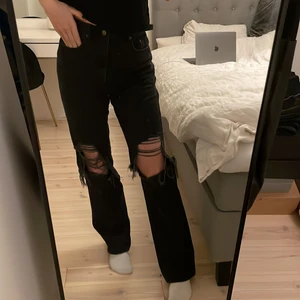 Jeans - Skit coola och snygga jeans med högmidja från NA-KD. De är i storlek 34💞💞 köparen står för frakten☺️